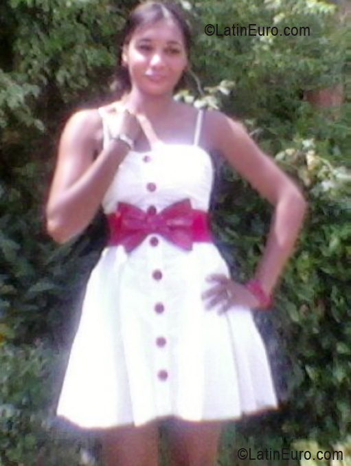 Date this happy Colombia girl Ana Milena from Buenaventura CO7407