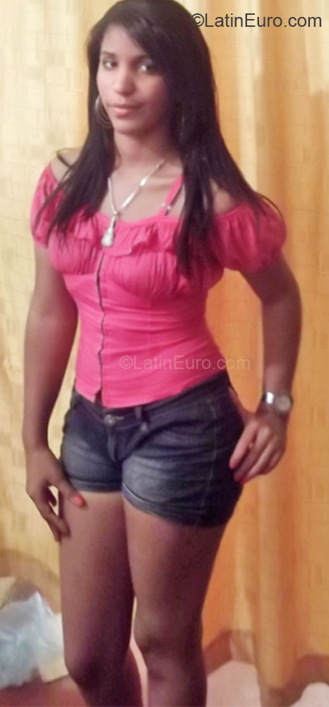 Date this foxy Dominican Republic girl Carolina from Santo Domingo DO8801