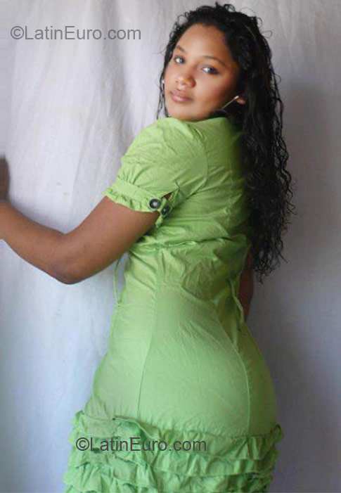 Date this exotic Colombia girl Yolaine from Cartagena CO7724