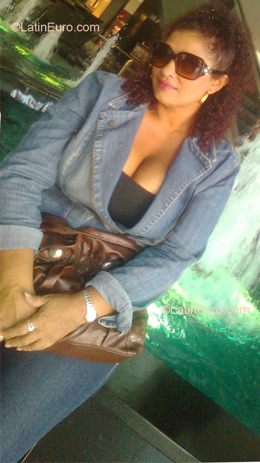 Date this attractive Colombia girl Amparo from Barranquilla CO7740