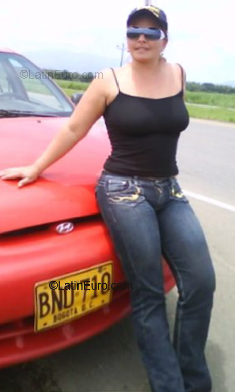 Date this athletic Colombia girl Nubi from Bogota CO7873