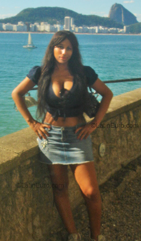 Date this charming Brazil girl Thais from Rio De Janeiro BR6010