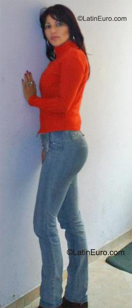 Date this nice looking Colombia girl Luz from Cartagena CO8137