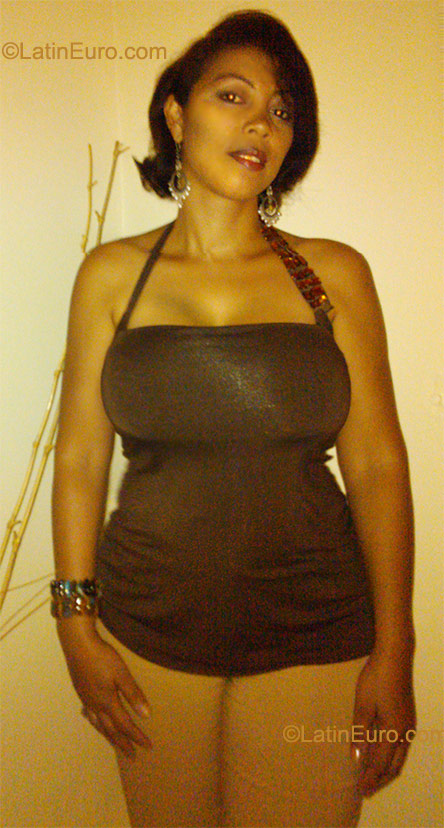 Date this hot Dominican Republic girl Ramona Antonia from Bonao DO9509