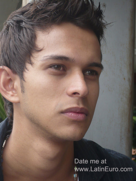 Date this young Colombia man David from Medellin CO8206