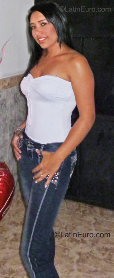 Date this good-looking Colombia girl Leslie from Buga CO8222