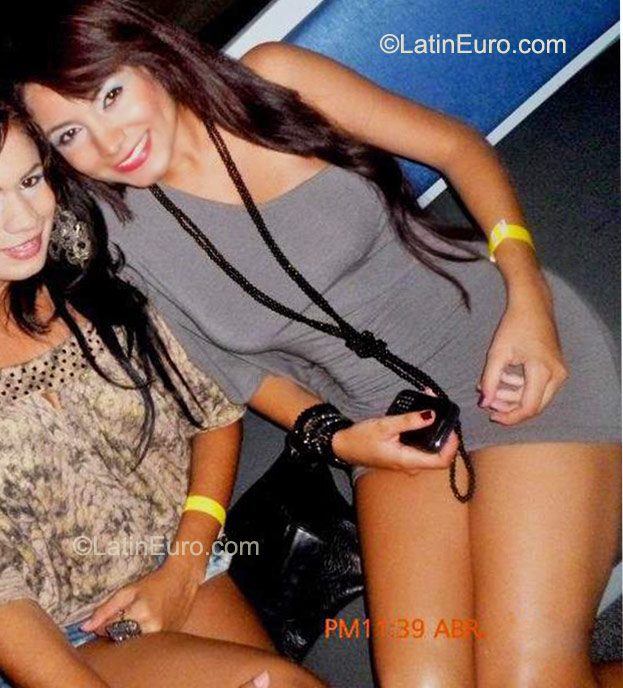 Date this happy Colombia girl Vanessa from Cartagena CO8281
