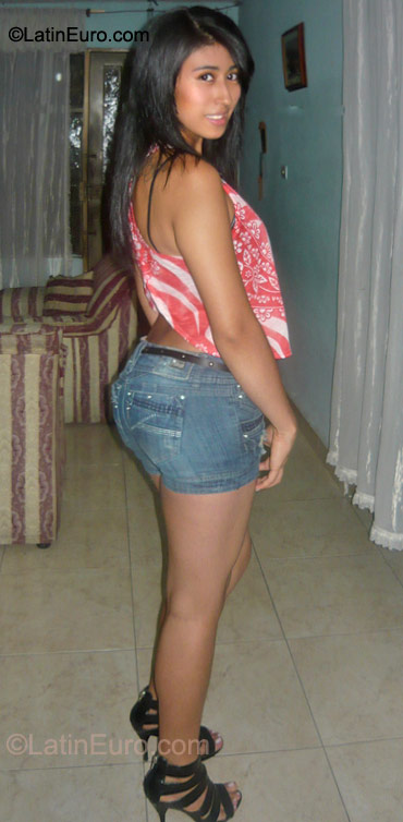 Date this georgeous Colombia girl Yurani from Cali CO8283