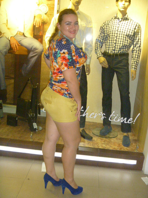 Date this happy Colombia girl Nenita from Colombia CO8323