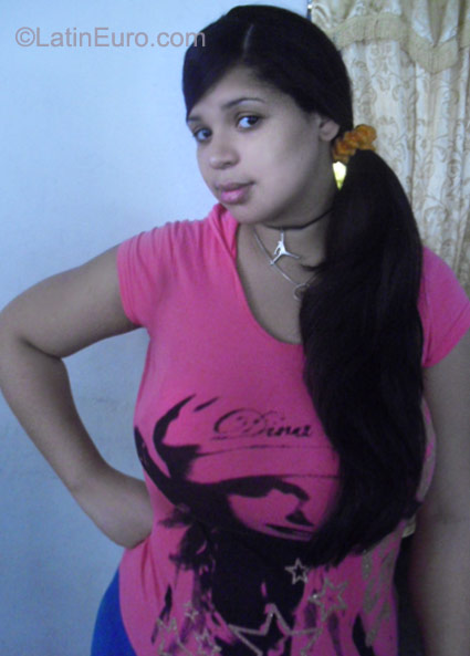 Date this hard body Dominican Republic girl Yubelkys from Santiago DO9654