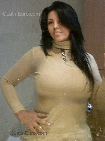 Date this hard body Colombia girl Geraldine from Cali CO8400