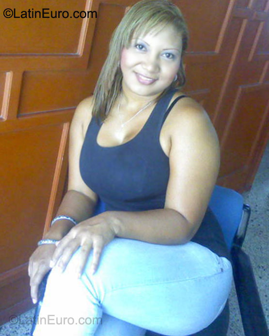 Date this attractive Colombia girl Andrea from Medellin CO8469