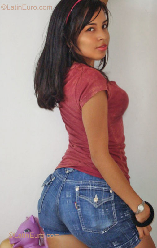 Date this athletic Colombia girl Carolina from Bogota CO8479