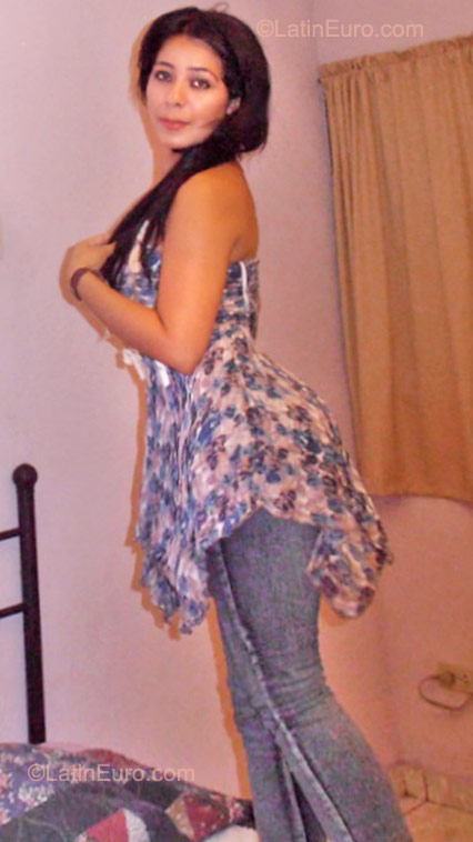 Date this voluptuous Honduras girl Pamelsa from Cortes HN482