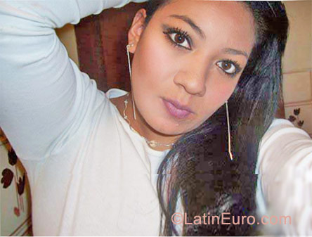 Date this attractive Colombia girl Diana from Bogota CO11229