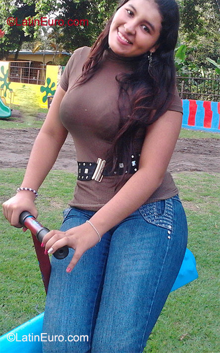Date this foxy Panama girl Yeraldine from Panama PA201