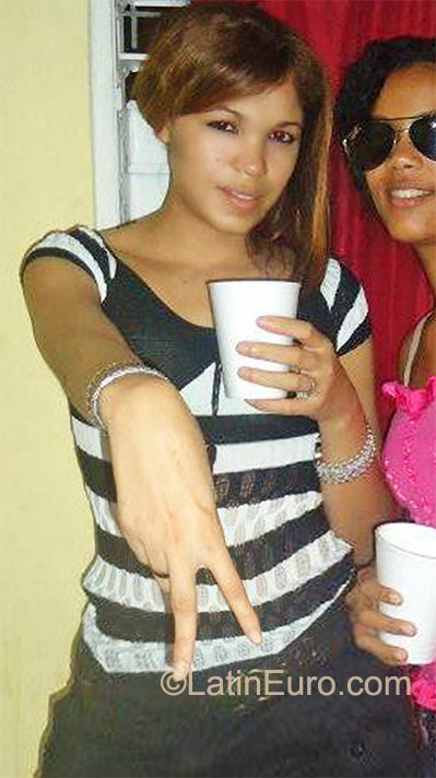 Date this attractive Dominican Republic girl Estefani from Santo Domingo DO9965