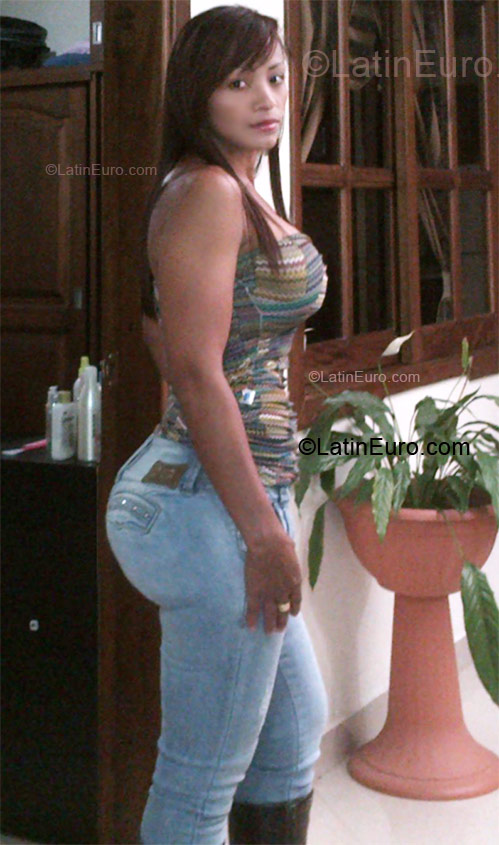 Date this passionate Colombia girl Shaira from Amalfi CO8831
