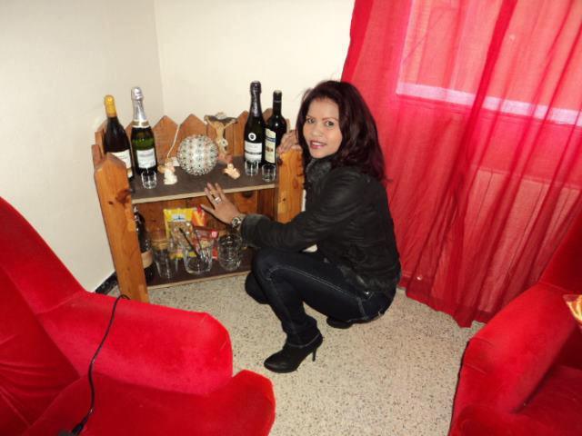 Date this beautiful Spain girl Yannette from Sevilla ES221