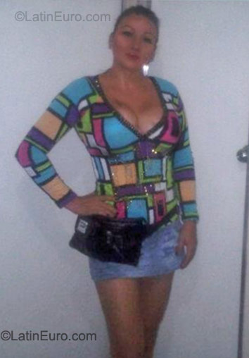 Date this good-looking Colombia girl Claudia from Bucaramanga CO9111