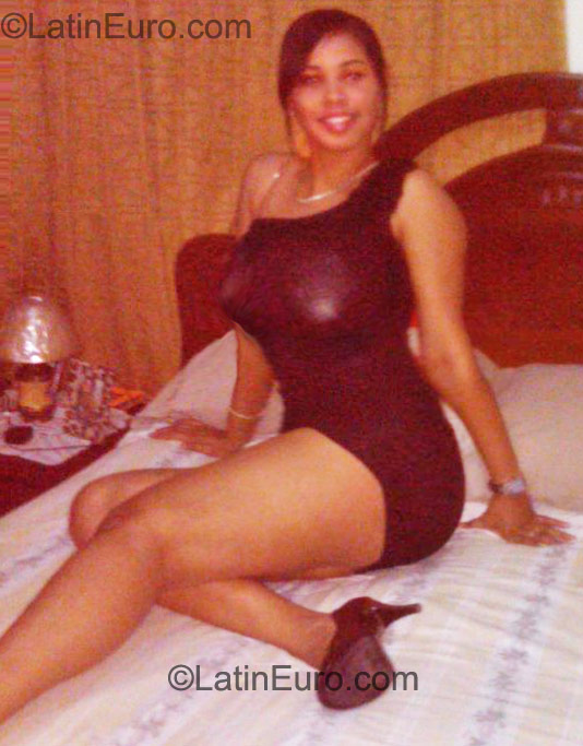 Date this happy Dominican Republic girl  from Santo Domingo DO10456