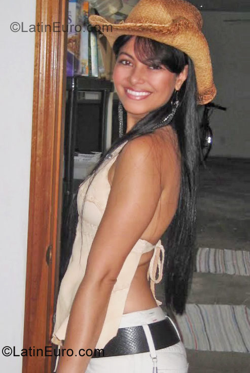 Date this beautiful Brazil girl Viviany from Medina BR6396