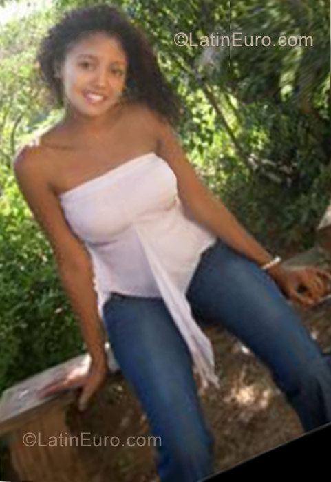 Date this tall Dominican Republic girl Wendolyn from Mao DO10523