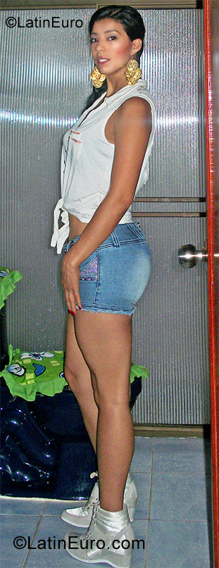 Date this attractive Colombia girl Lina Maria from Medellin CO9590
