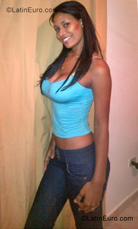 Date this good-looking Dominican Republic girl Carolina from Santo Domingo DO10594