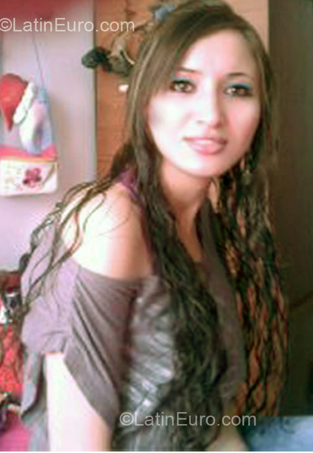 Date this charming Colombia girl Sandra from Bogota CO10089