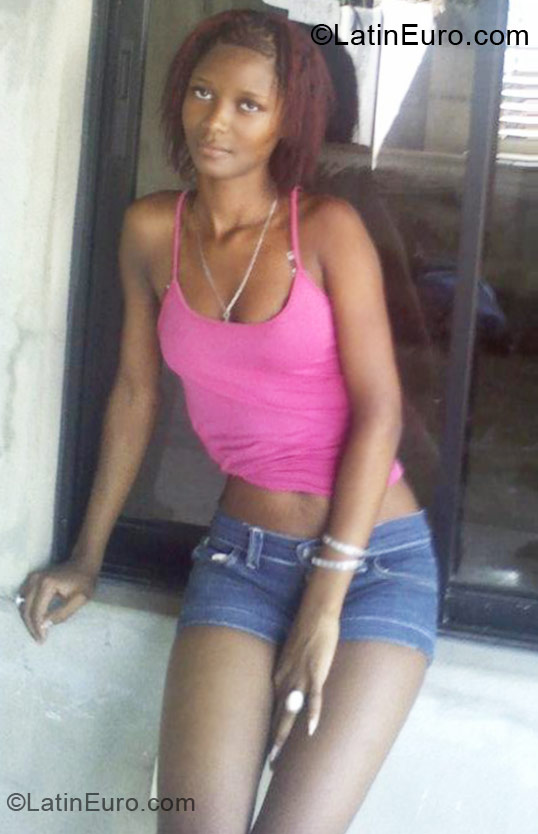 Date this pretty Dominican Republic girl Grasel from Santo Domingo DO11135