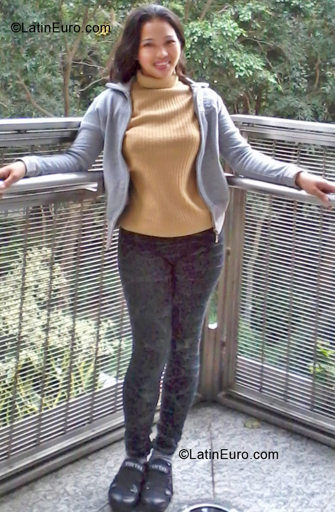 Date this delightful Hong Kong girl Desie from Hong Kong HK3