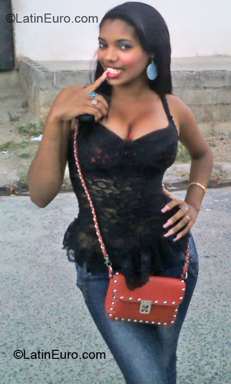 Date this attractive Dominican Republic girl Luisa from Santo Domingo DO11171