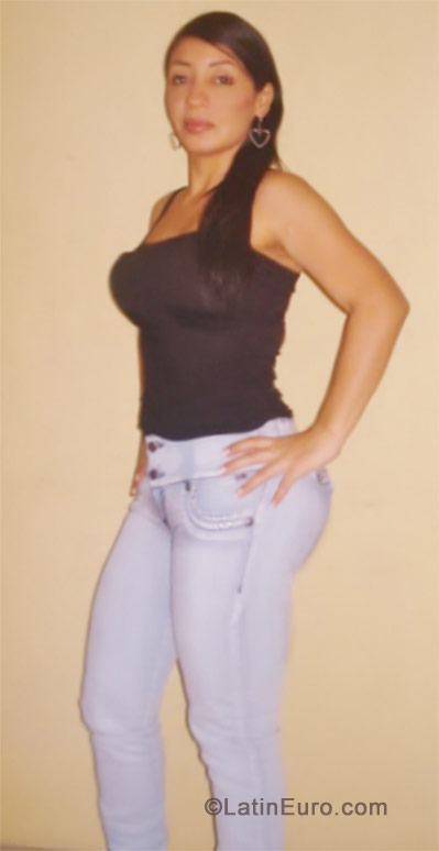 Date this nice looking Colombia girl Luz from Cali CO10444