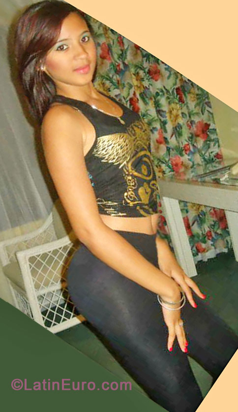 Date this good-looking Dominican Republic girl Yuliana from Santo Domingo DO11303