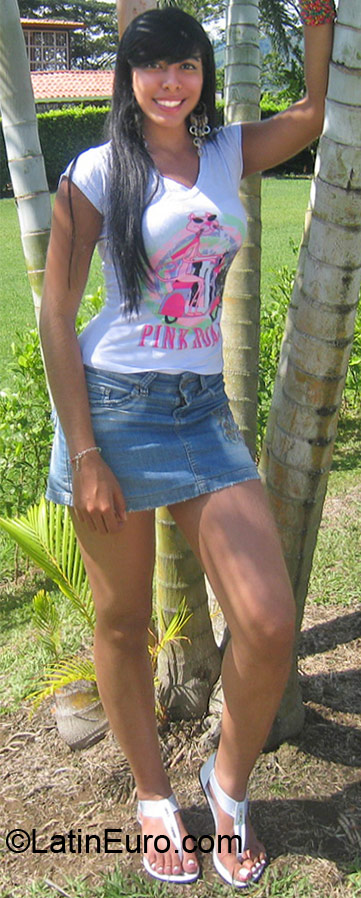 Date this nice looking Colombia girl Cristina from Cali CO10623