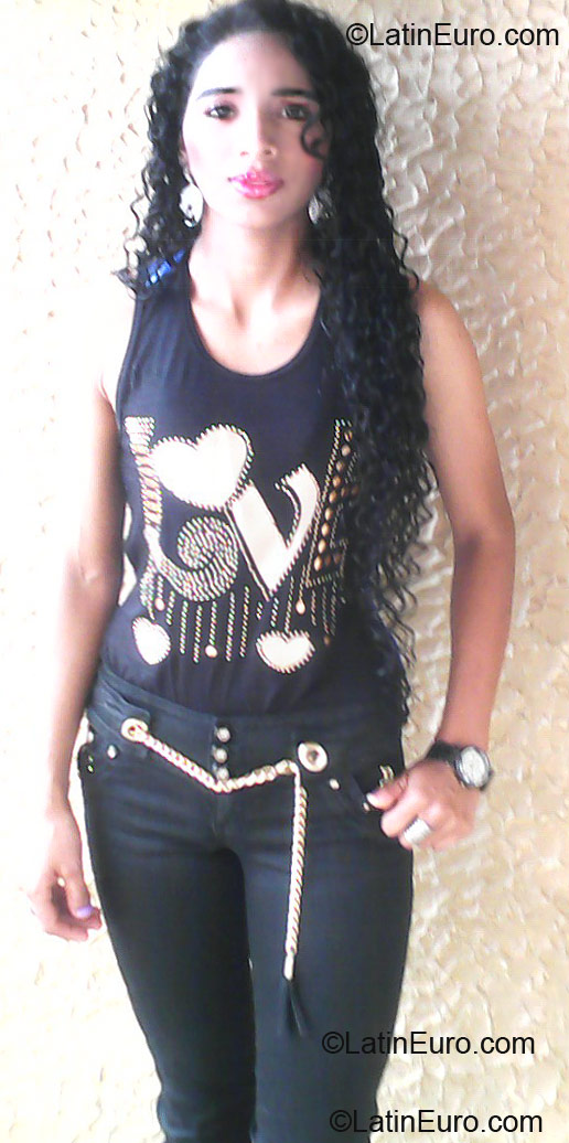 Date this attractive Colombia girl Diana from Armenia CO10695