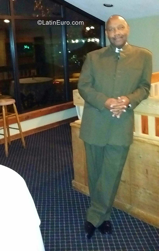 Date this voluptuous United States man Roland from New Britain US13251