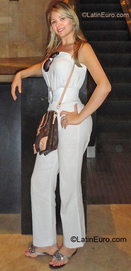 Date this sultry Colombia girl Yiri from Neiva CO10798