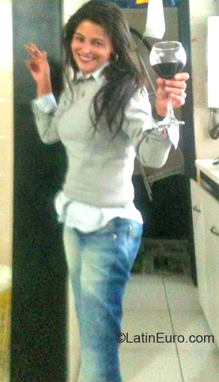 Date this cute Brazil girl Regineia from Curitiba BR6948