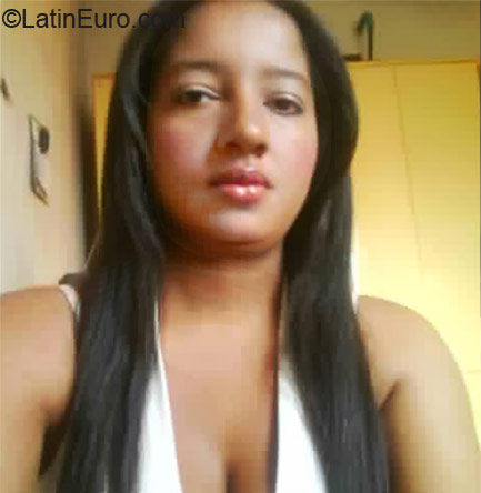 Date this happy Brazil girl Flavia from Araraquara BR6971