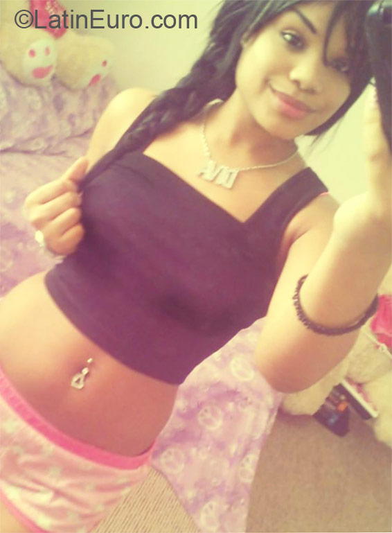 Date this happy Dominican Republic girl Kiara from Santo Domingo DO11903