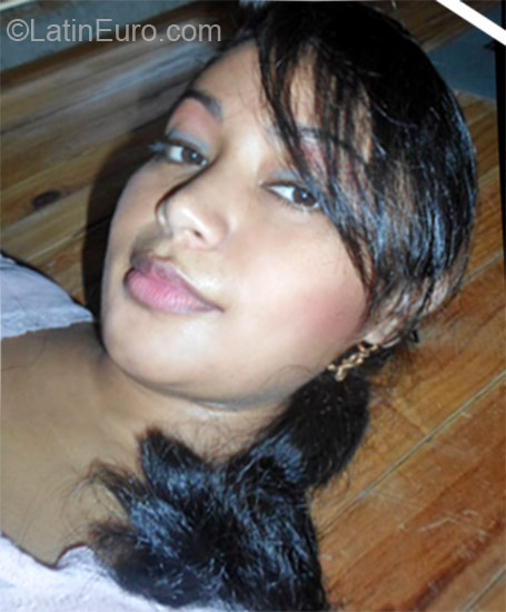 Date this lovely Honduras girl Ivethe from Roatan HN731