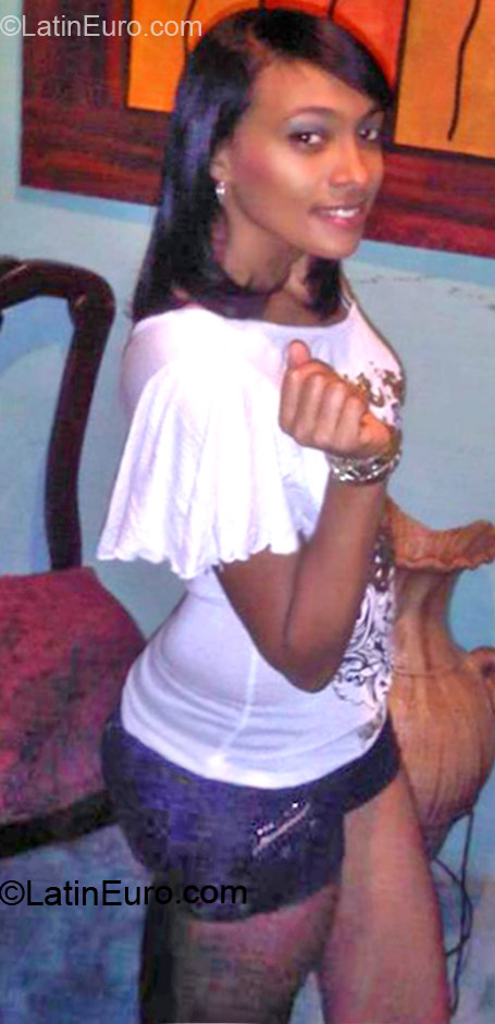 Date this foxy Dominican Republic girl Gissy from Santo Domingo DO12179