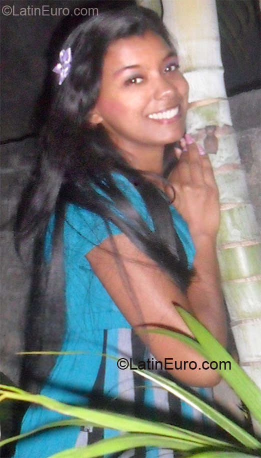 Date this nice looking Brazil girl Viviane from Linhares BR7072