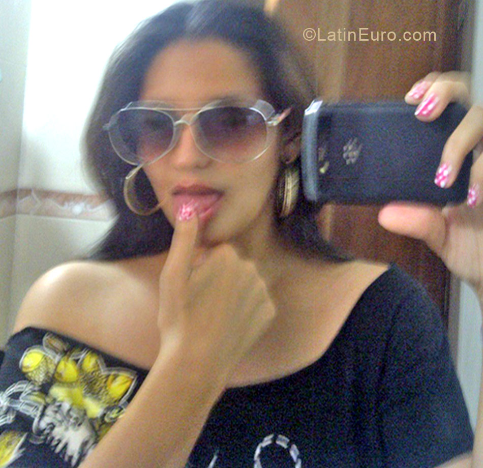 Date this cute Dominican Republic girl Kiki from Santo Domingo DO12372