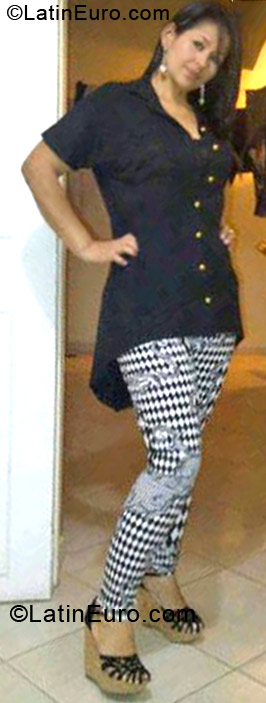 Date this attractive Colombia girl Veronica from Medellin CO11405