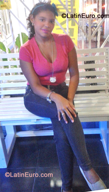 Date this happy Colombia girl Michell from Barranquilla CO11625