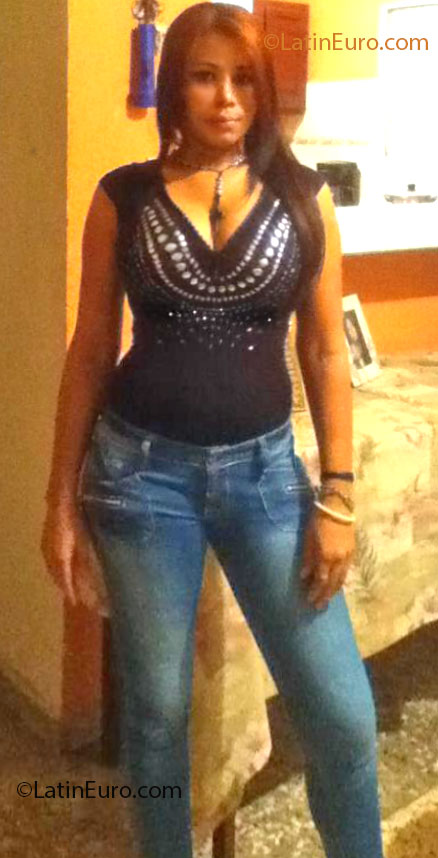 Date this tall Dominican Republic girl Esmeralda from Santo Domingo DO13972