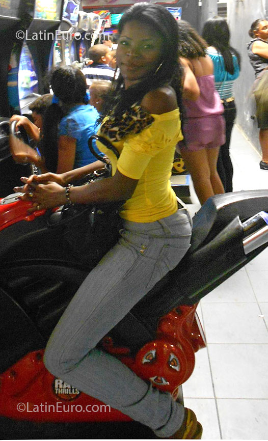 Date this delightful Dominican Republic girl Yani from Santo Domingo DO25587